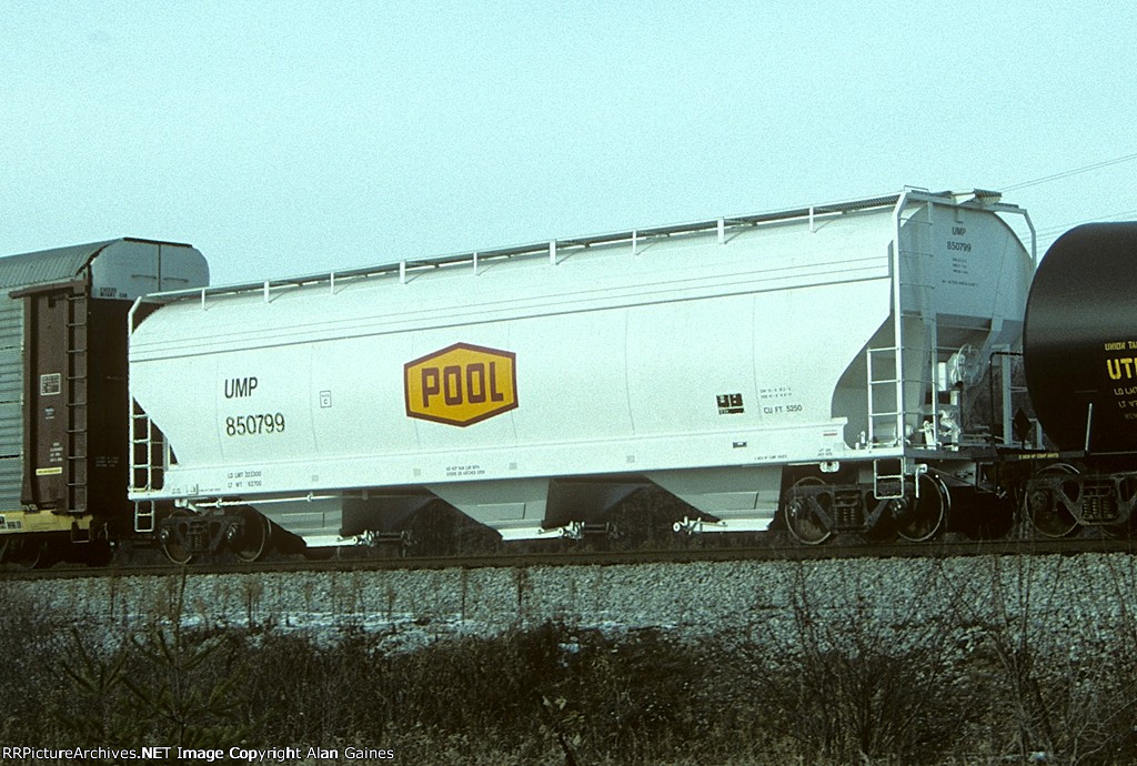 UMP Covered Hopper 850799