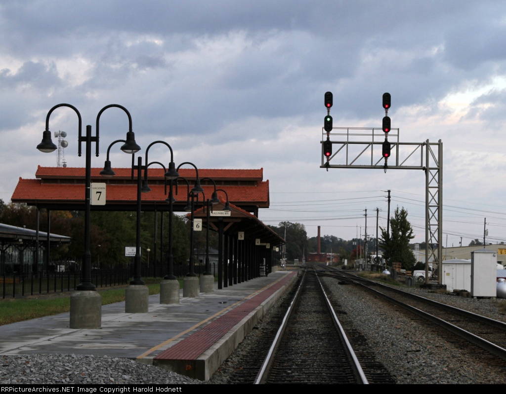 The signals at the station are lined up for train 76