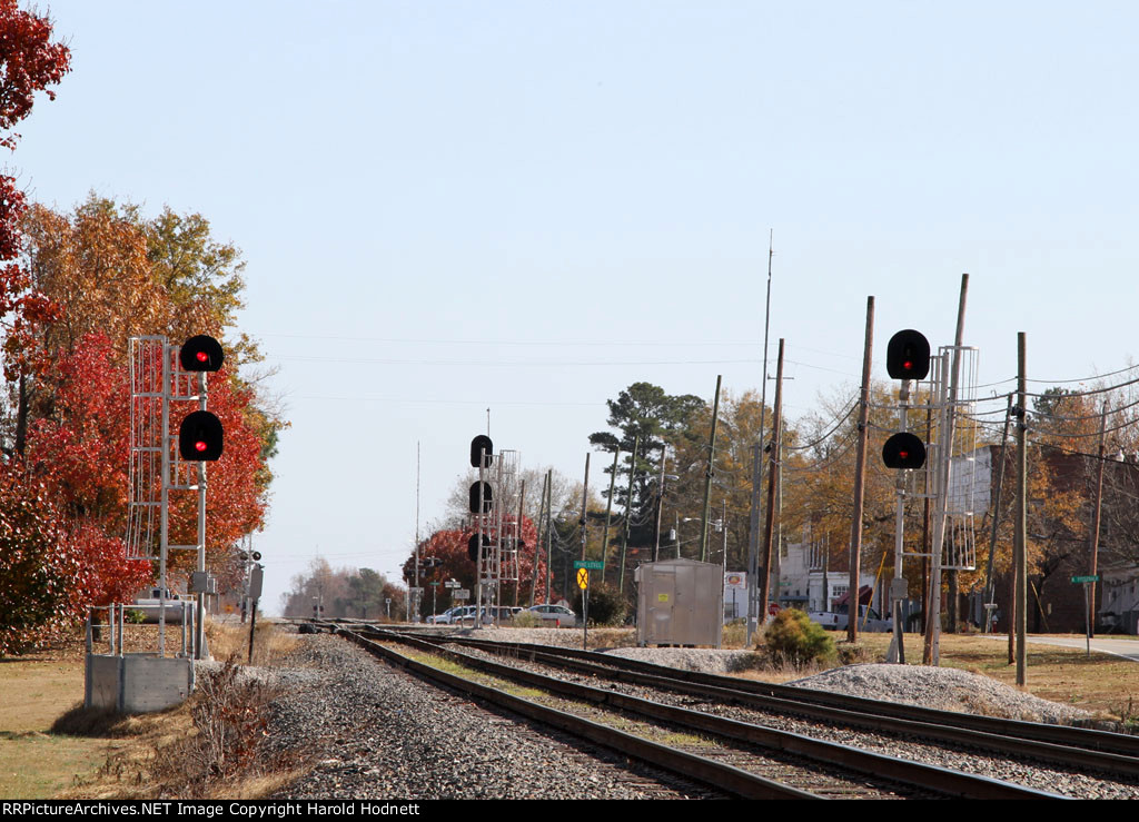 Signals at end of siding NS track