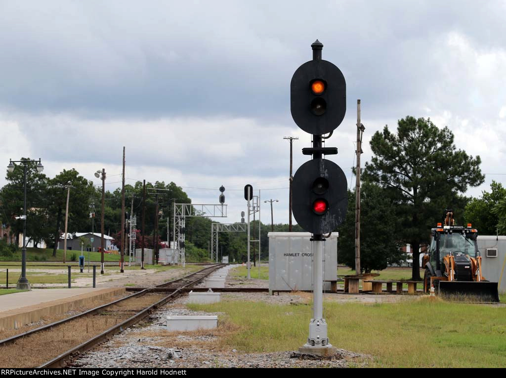 The northbound signal at Hamlet Crossing