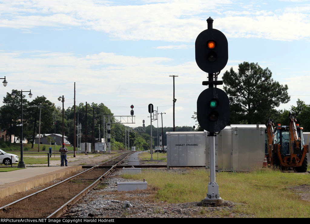 The signals are lined up for train P092's arrival