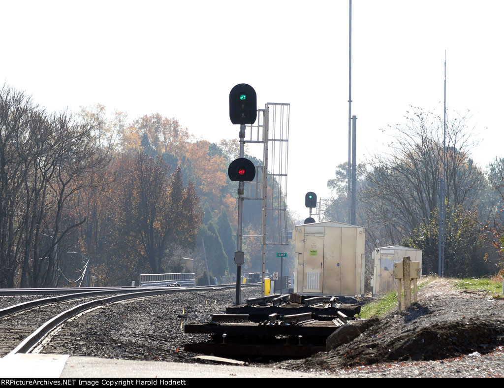NS line signals for station and Hunt, lined clear for 52X