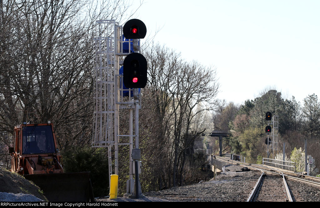 Signal for NS connection track in foreground; CP Hunt signal in rear