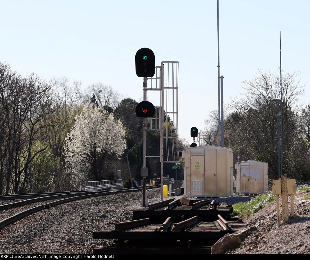 Clear signal for train 92 on NS H line + CP Hunt