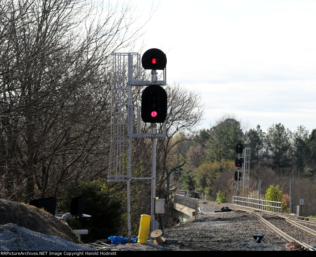The new signal for the NS connection track 