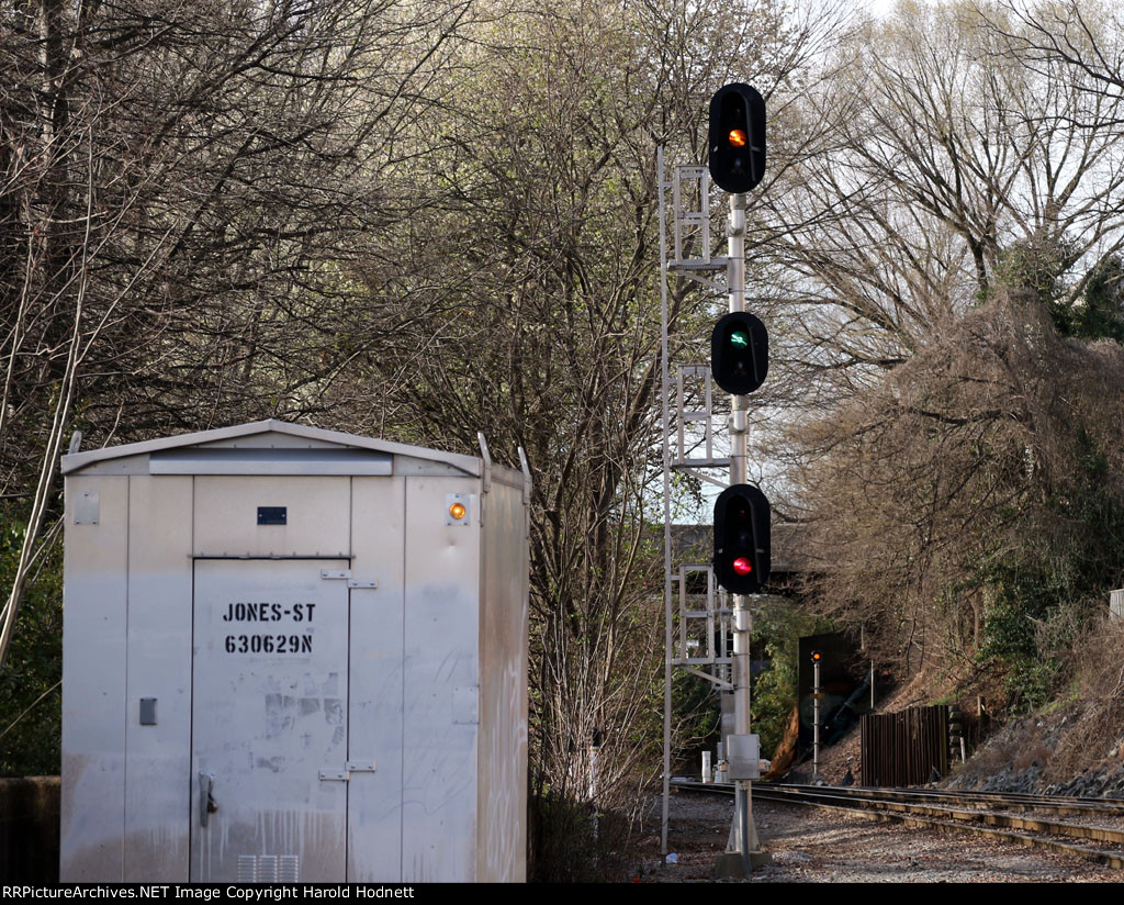 Signal "medium clear" for train P075 to head to the station