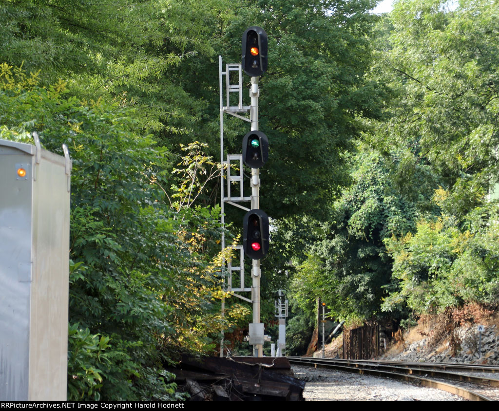 CSX signal at Jones Street lined for P075 to head to the station