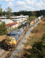 CSX 7685 LEADS Q605 into the running track