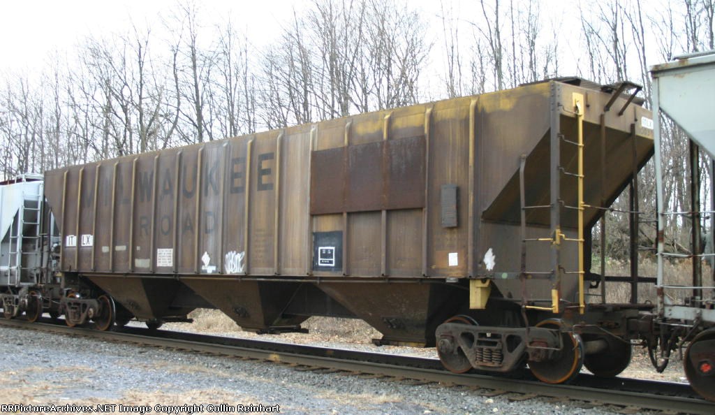 ITLX 3-Bay Covered Hopper