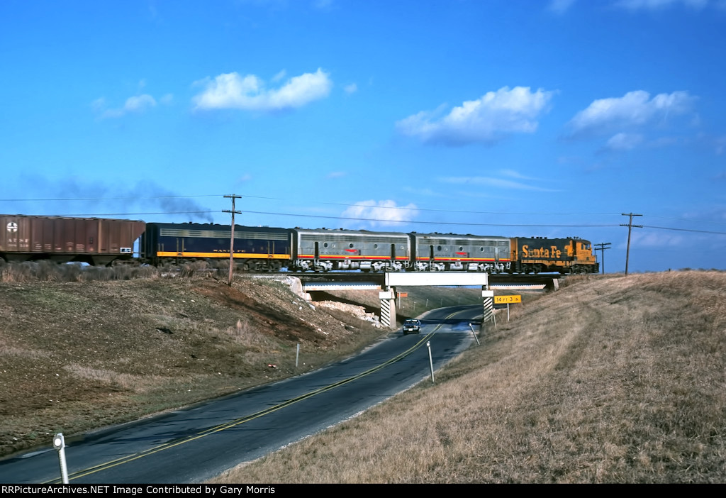 Santa Fe CF7 and B units rolling in Texas