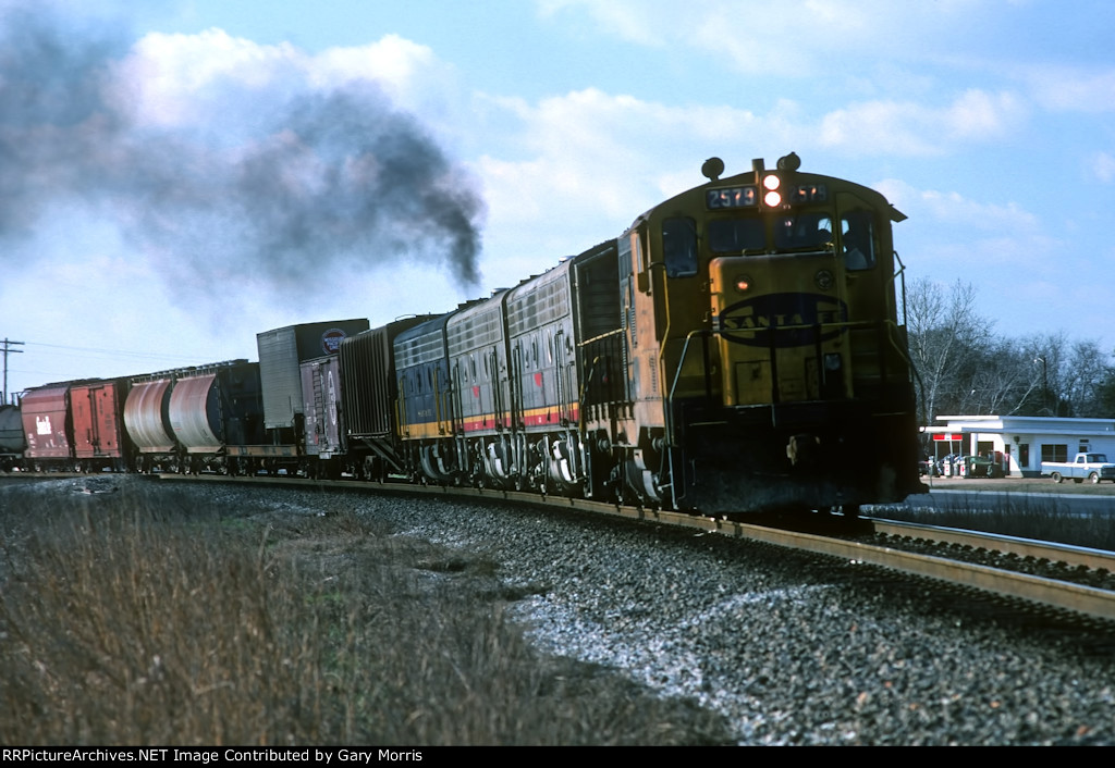 Santa Fe CF7 and B units rolling in Texas