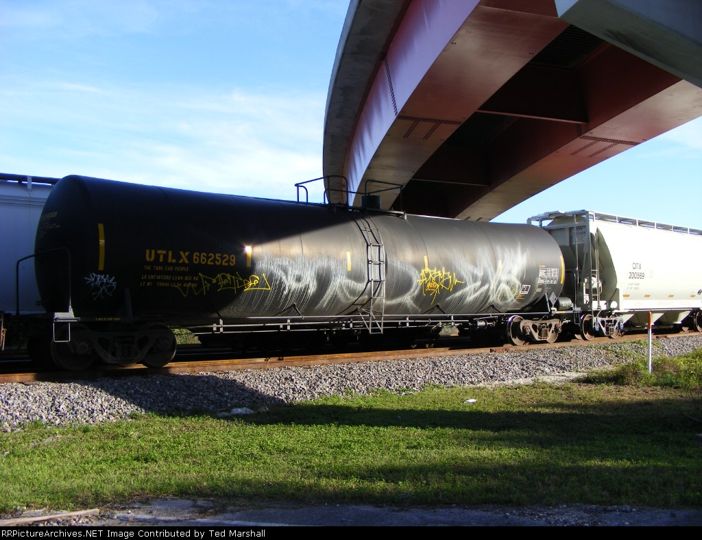 UTLX 662529 sitting on the siding, west of FLL