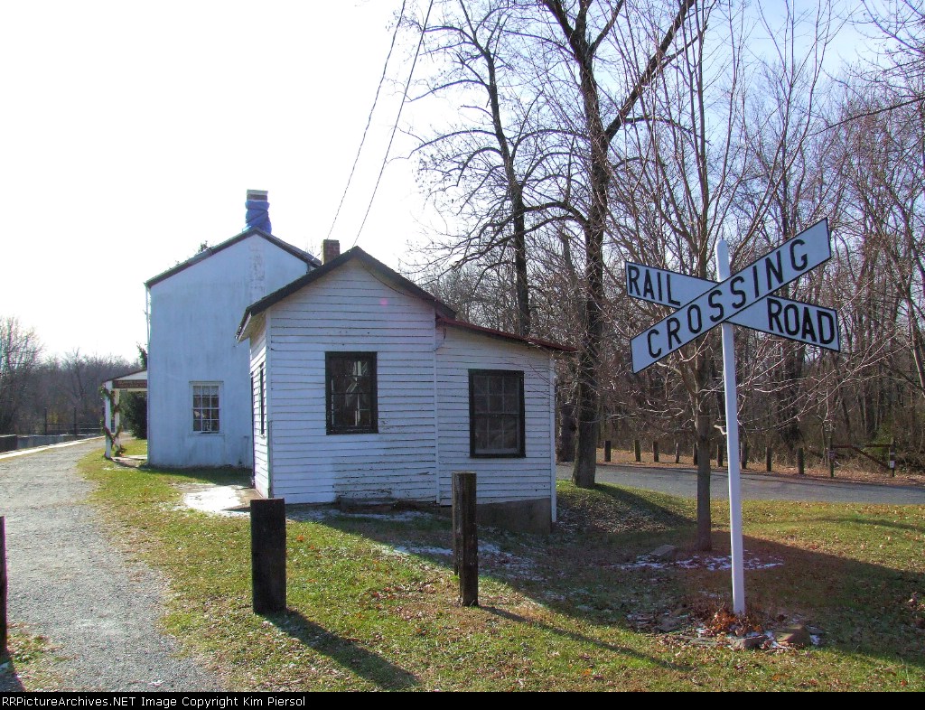 Crossbucks on the D&R Canal