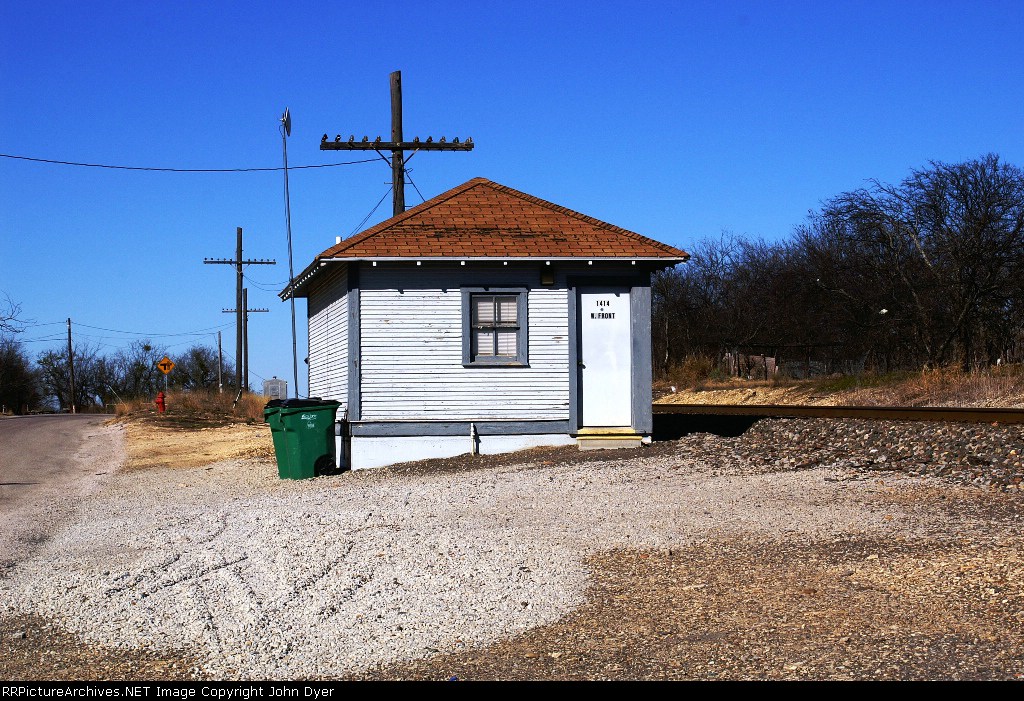 BNSF service building on the Lampasas Sub 