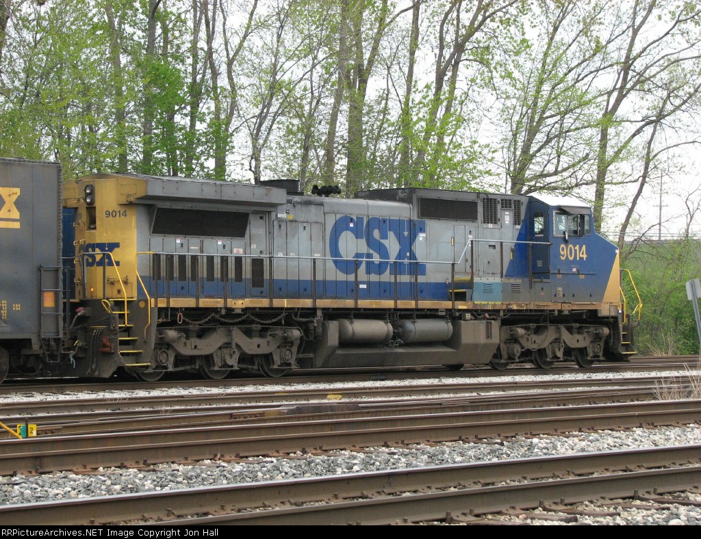 CSX 9014 waiting to go east with D717