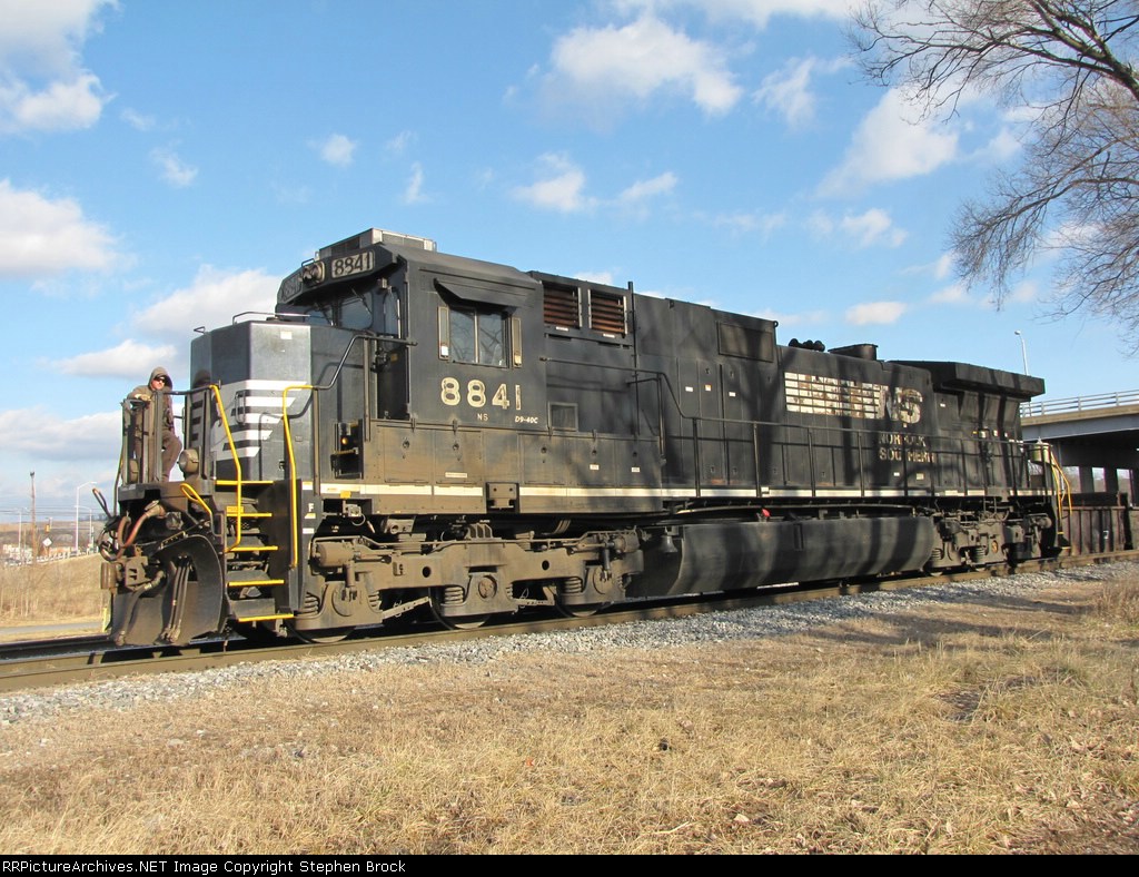 NS 8841 working the V93 in the CHW yard