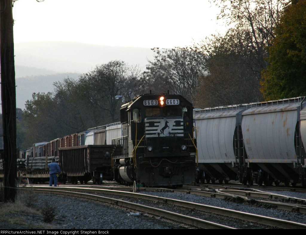 VSO1 continues operations while the V92 pulls through the yard