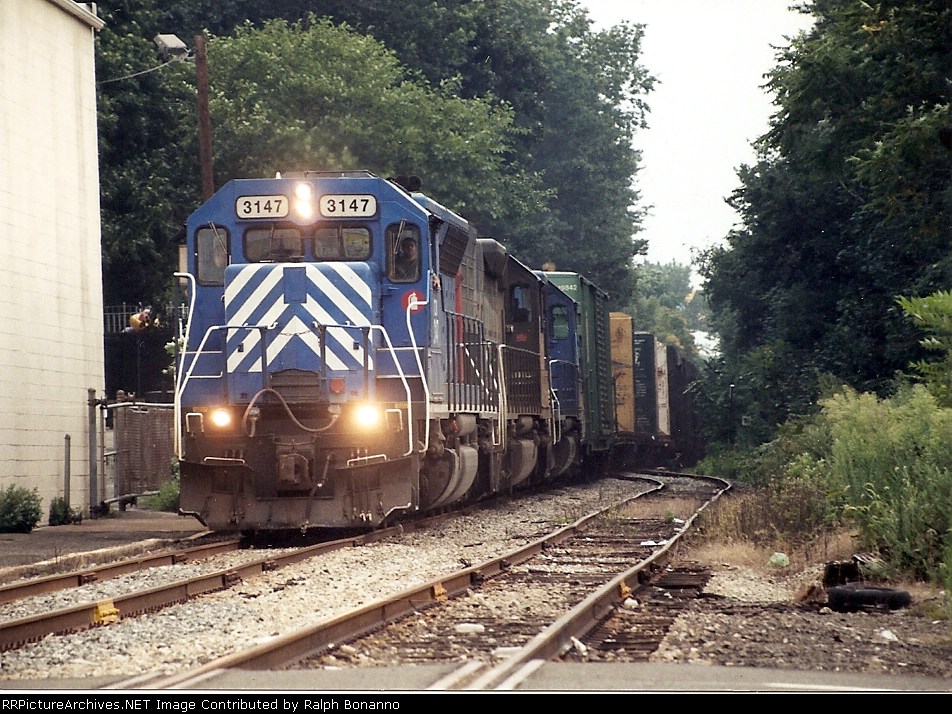 An unusual daylight SU-99 led by borrowed CEFX SD40-3 3147, crosses River road