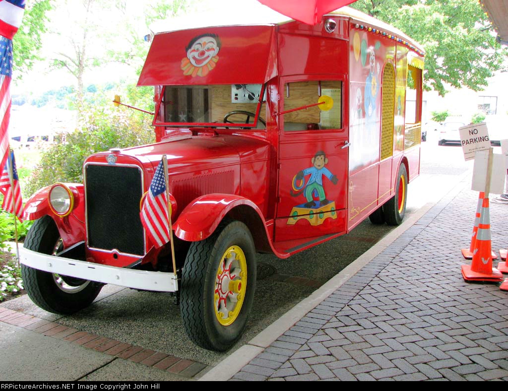 100704036 1929 "REO Speed Wagon" Circus Calliope on display at the Wayzata GN Depot