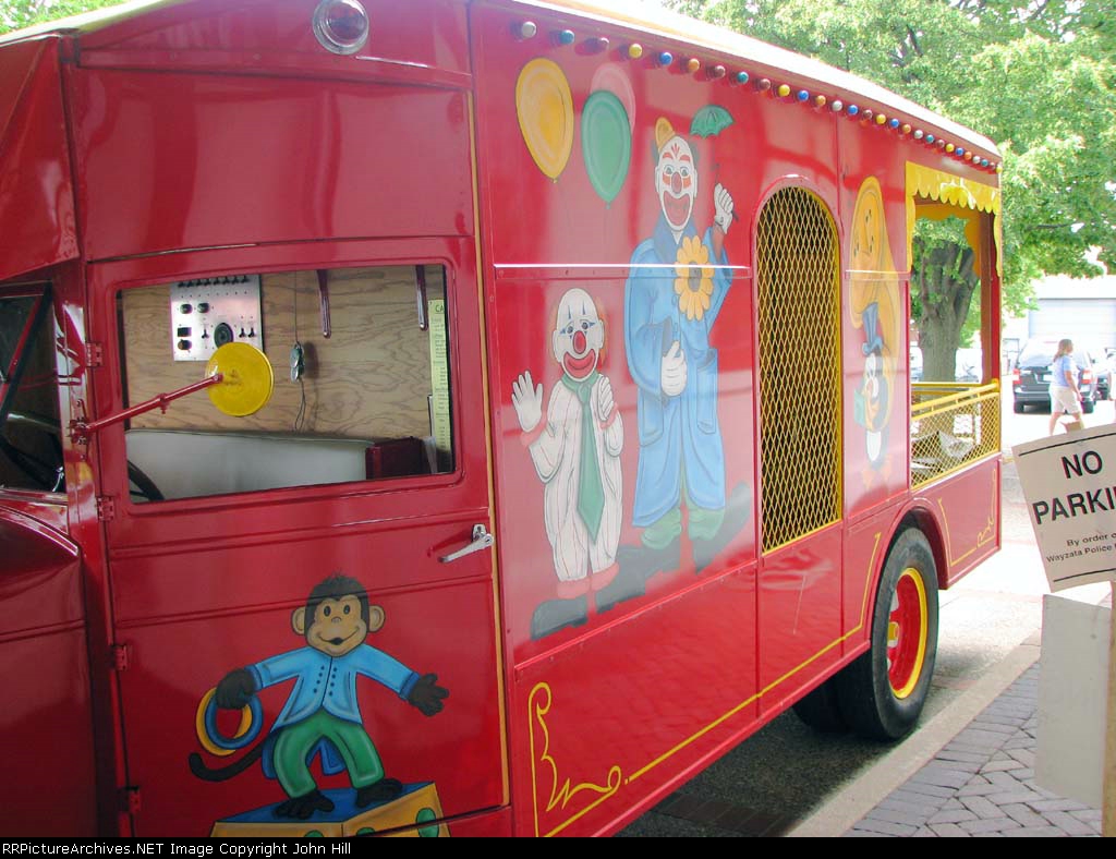 100704037 1929 "REO Speed Wagon" Circus Calliope on display at the Wayzata GN Depot