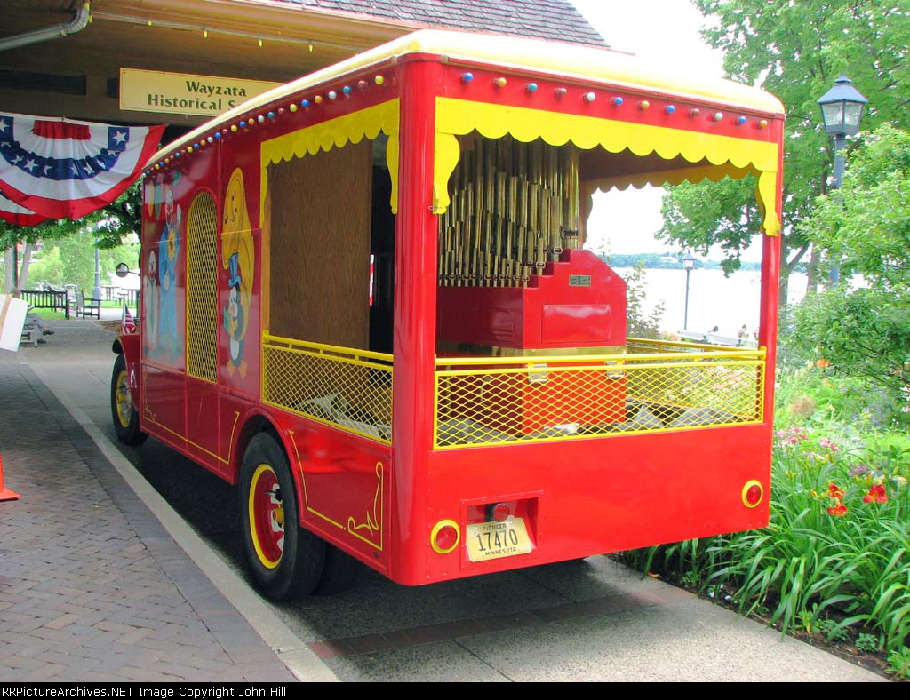 100704040 1929 "REO Speed Wagon" Circus Calliope on display at the Wayzata GN Depot