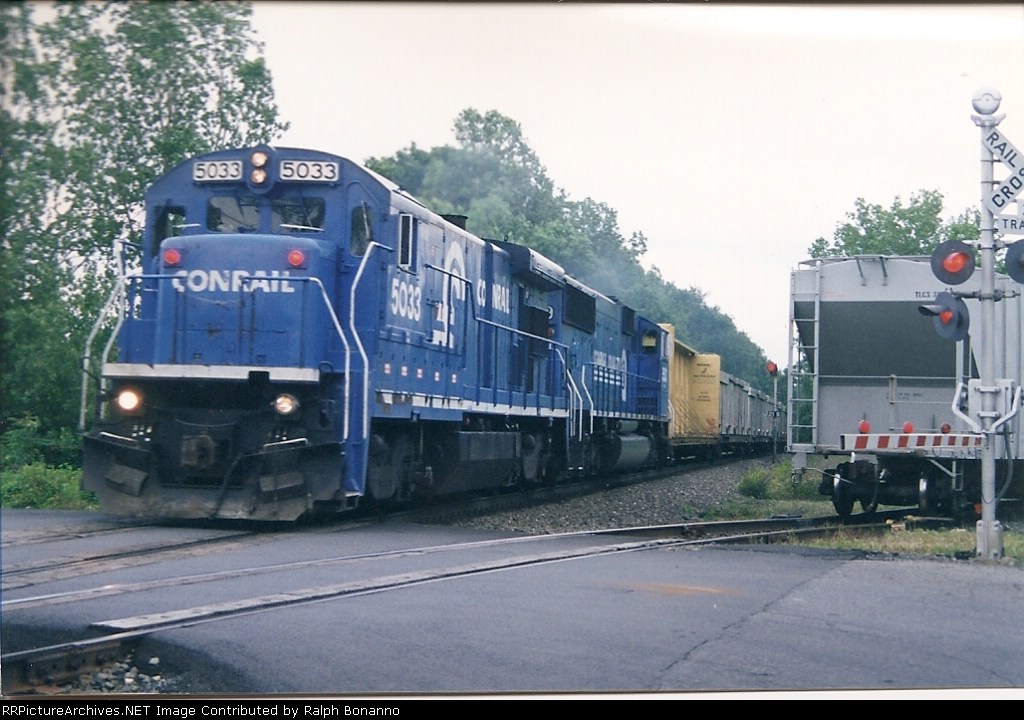 B36 5033 and an SD60I roll north past MP 21 on the RiverLine enroute to Selkirk