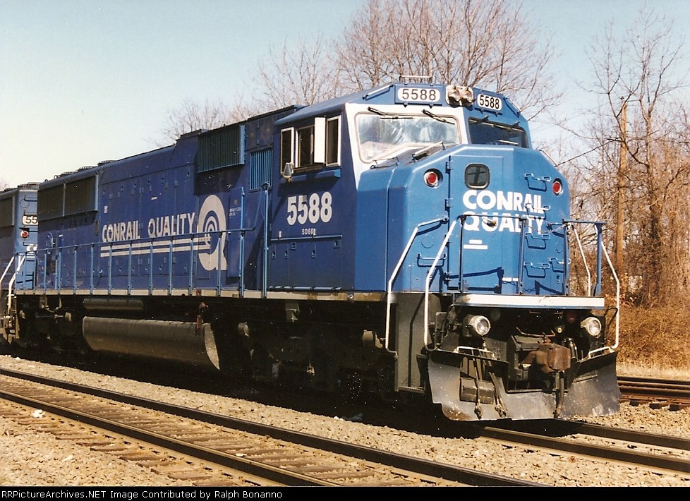Southbound TV-10 rolls through CP-33 on the River Line with 5568 on the lead