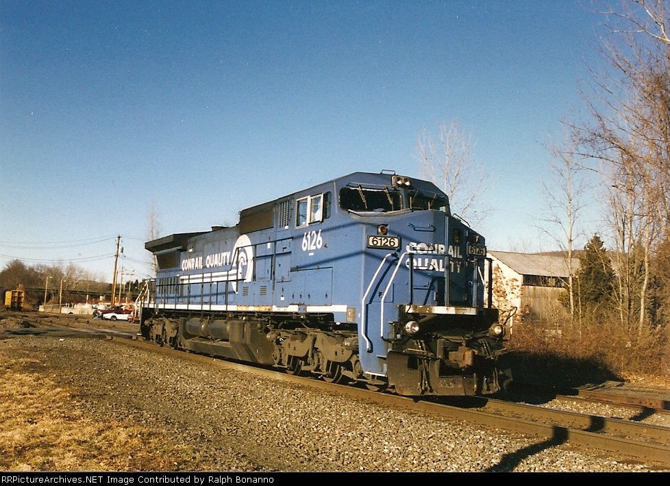 A single light C40-8w crosses Highview Ave at the defect detector