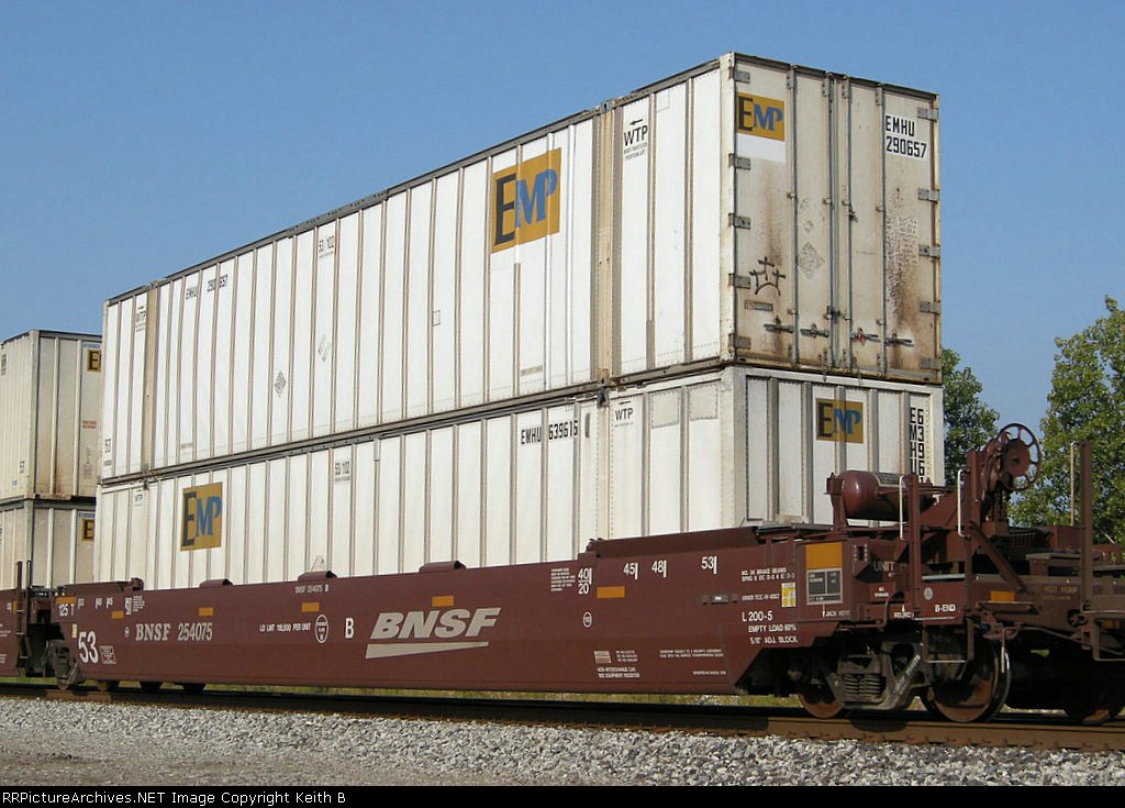 BNSF 254075A and EMHU 290657
