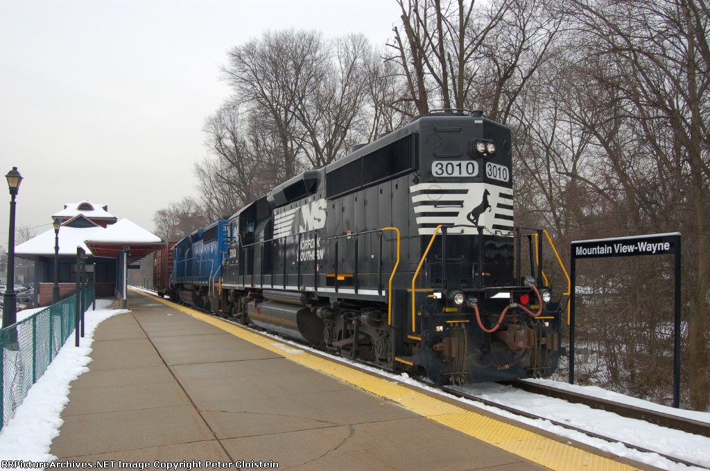 NS H0-2 is ready to head west out of Mountain View Station