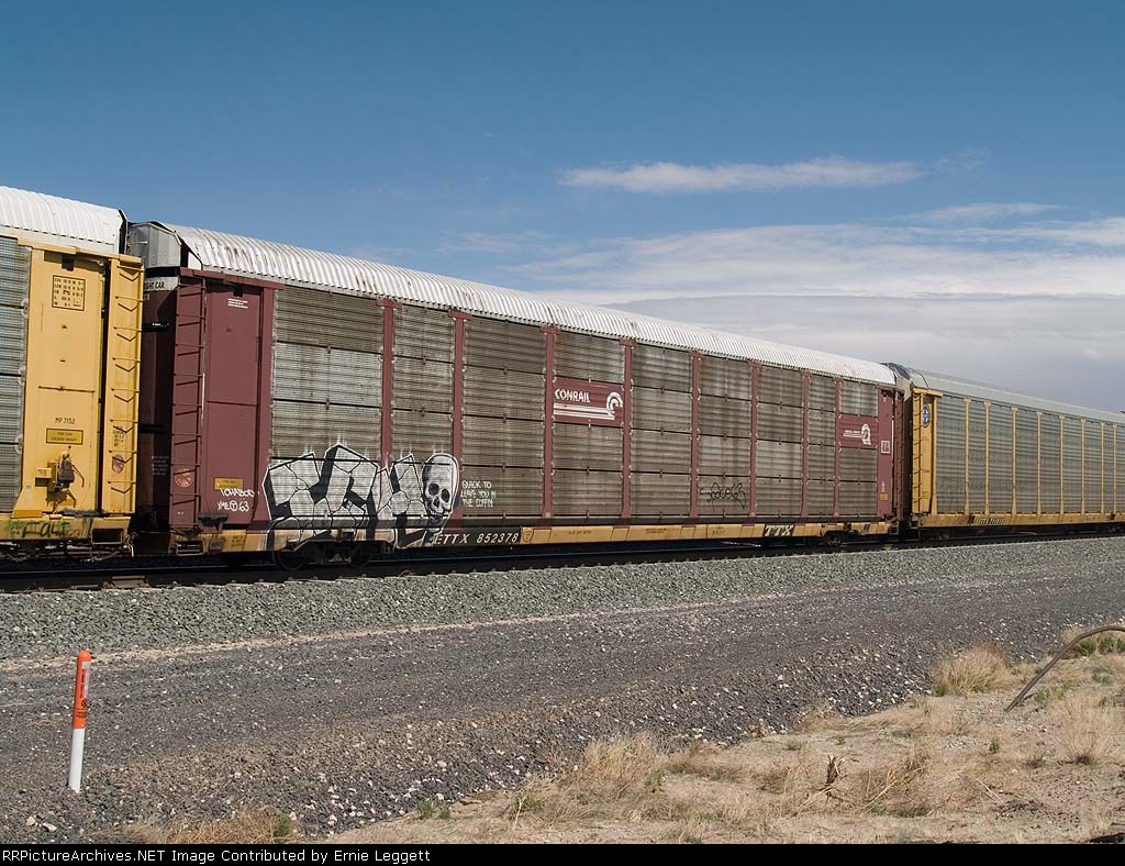 ETTX 852378 in an EB autorack at 2:33pm