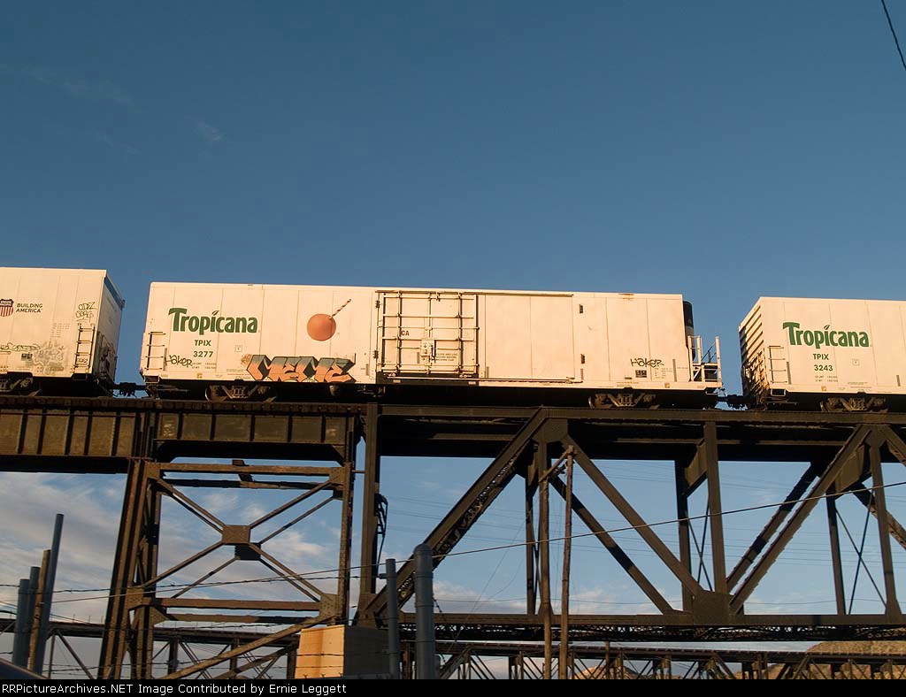 TPIX 3277 in a WB doublestack KATLB (Atlanta - Long Beach) at 7:31am