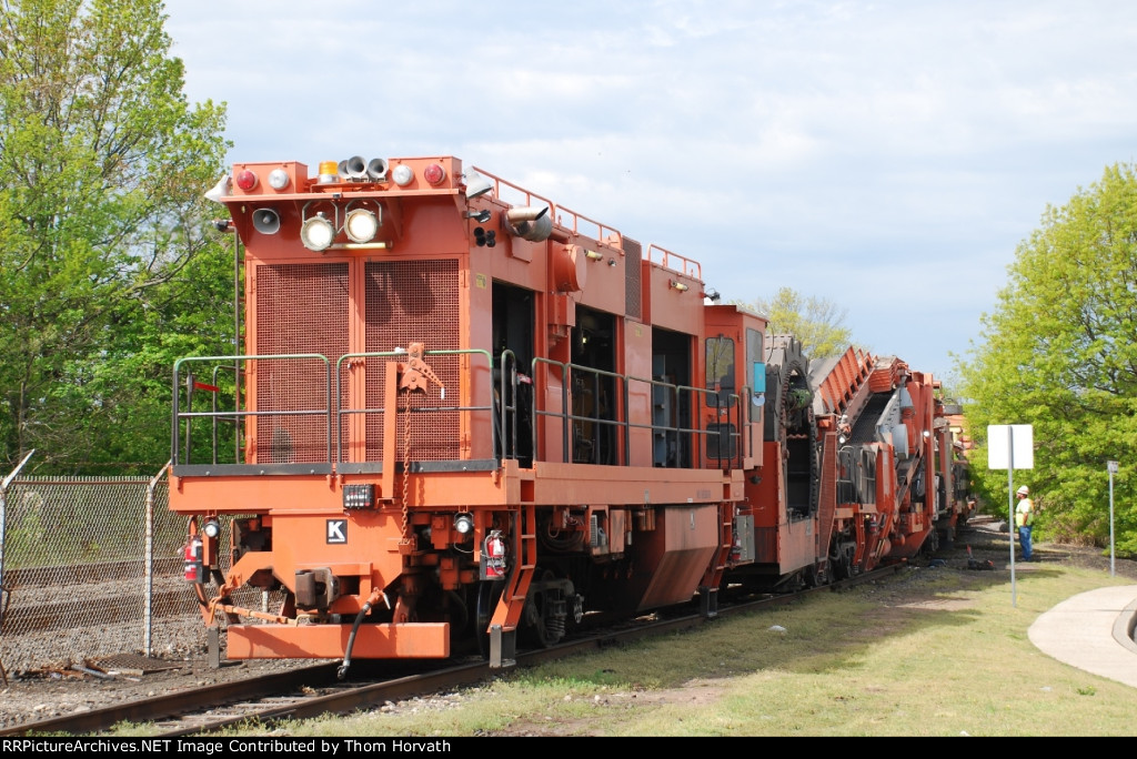 SOU 992606 starts to head west off of the siding and on to the LEHL