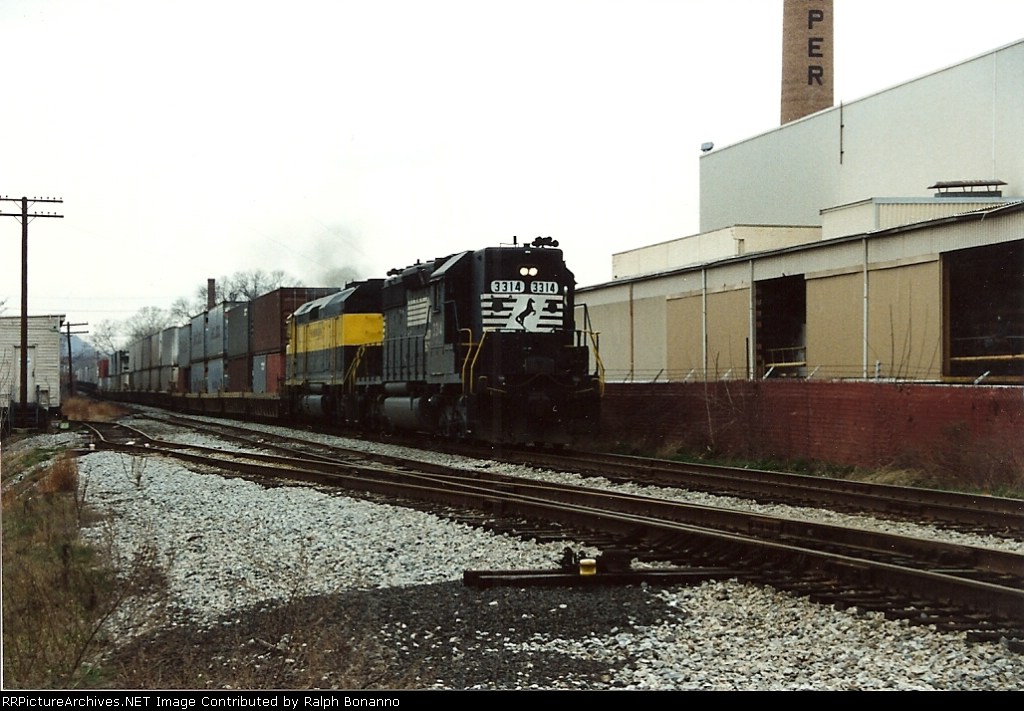 A "typical" lash up of the times, an SD40 high hood and an F45, roll east at River Road