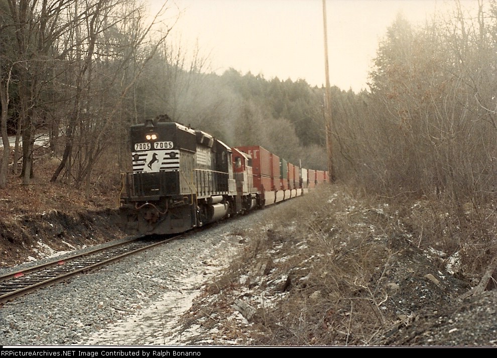 Newly established train NY-6 works upgrade at Edison Rd with a neat consist