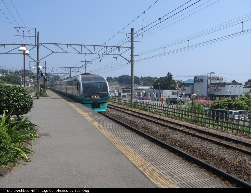 Limited Express in Manazuru Station