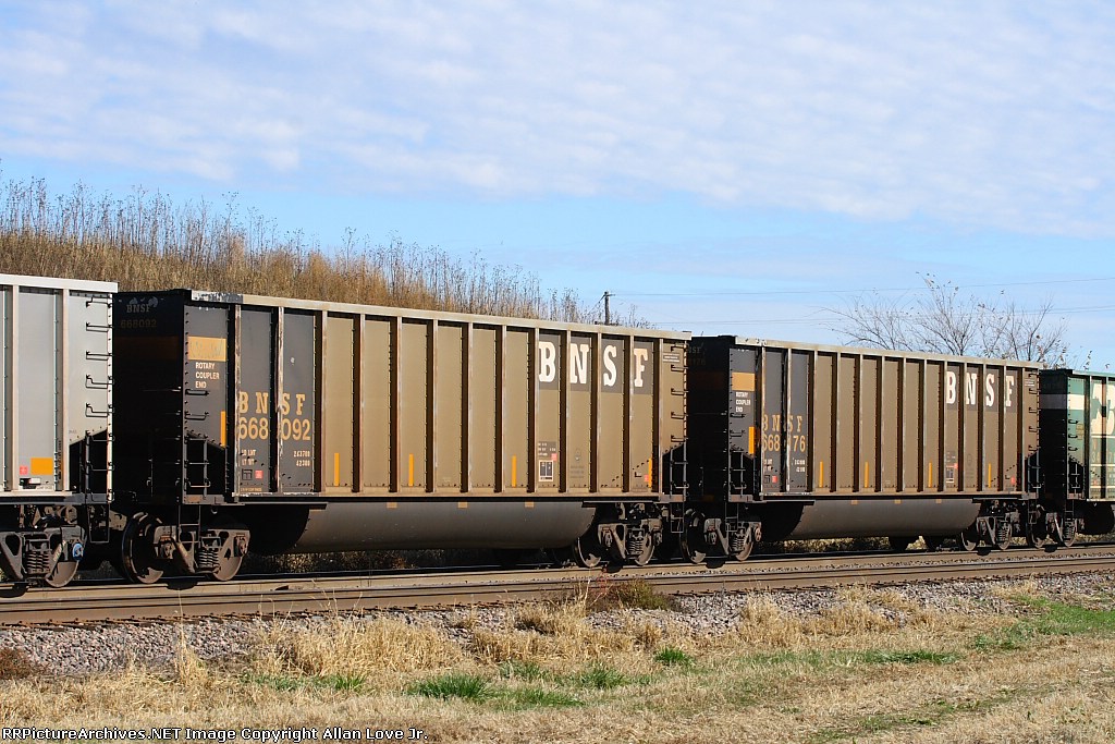 BNSF 668092 & BNSF 668176