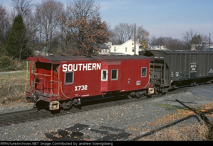 Southern X732 trails behind SRAL (Southern Railway-Allentown)