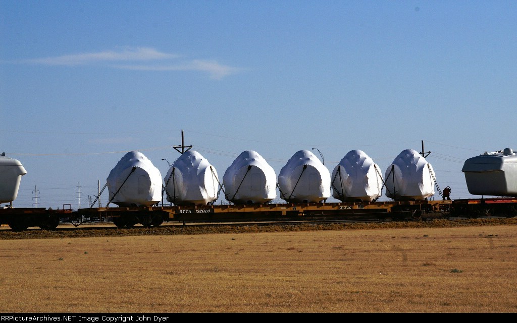 QTTX 132028 loaded with wind turbine hubs