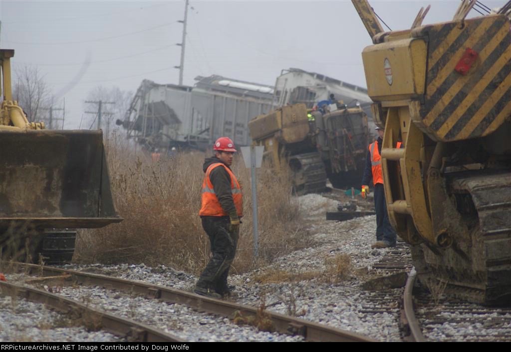 Clean-up crews arrive to clear 28 car derailment in Monticello, IL