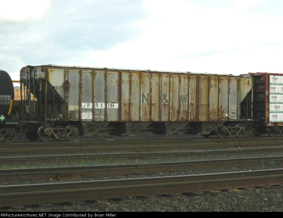 Ex N&W covered hopper