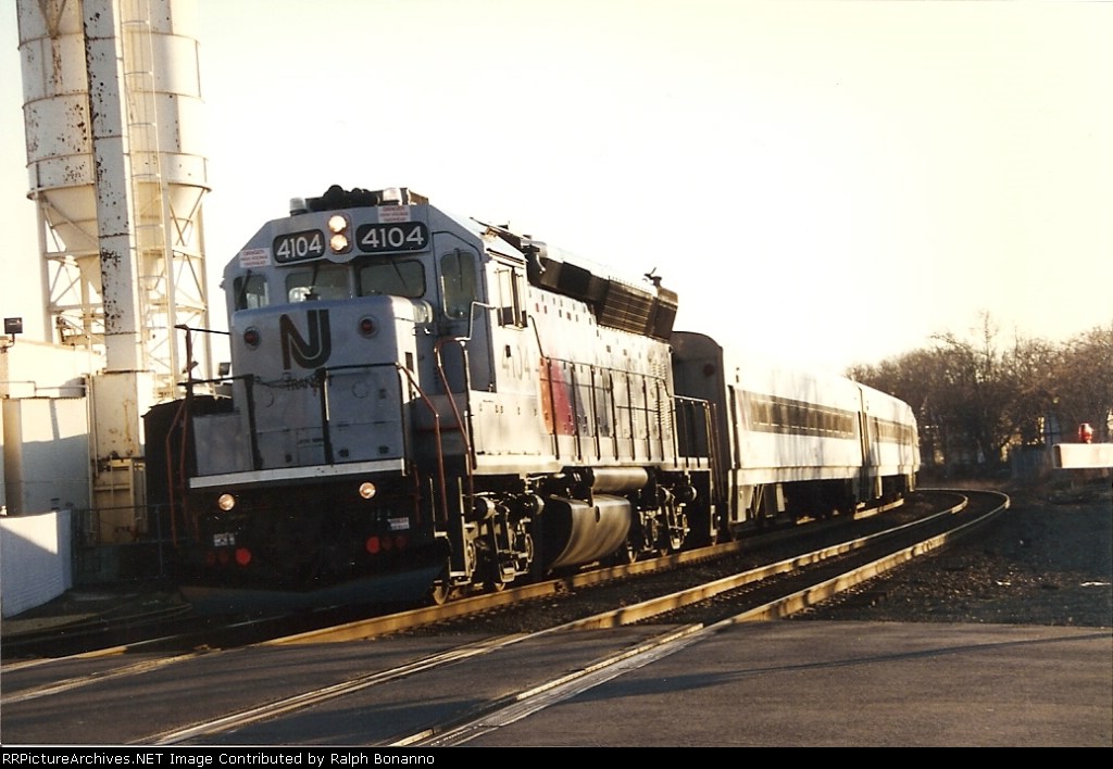 Sporting full flared radiator grills, GP40PH-2 rebuild 4104 heads west in the evening rush