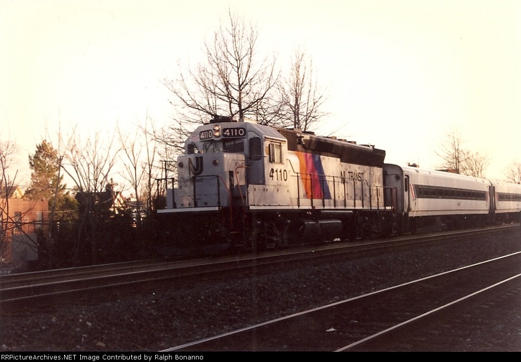 GP40PH-2 4110 accelerates westbound out of the station
