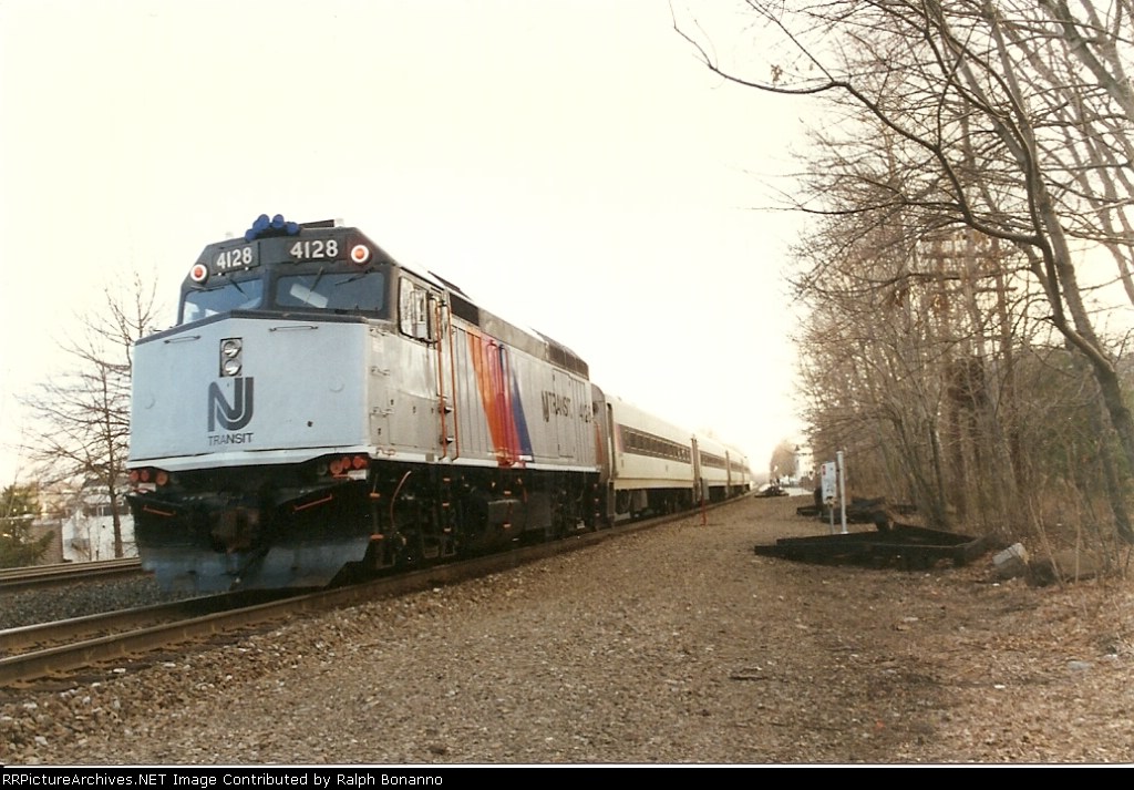 Not normally found here, F40 4128  pushes an eastbound towards Hoblken