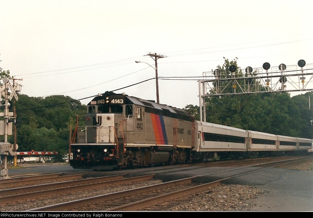 Warthog 4143 crosses Hollywood Avenue westbound during the evening rush