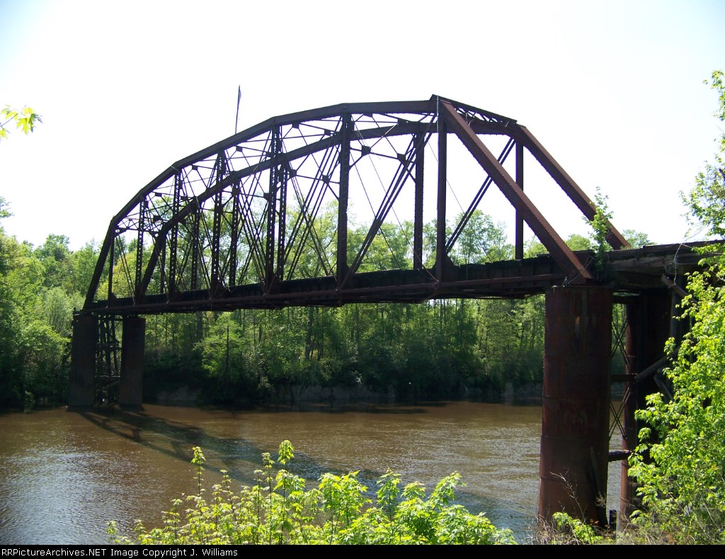 Only the rails missing on the Leaf River bridge