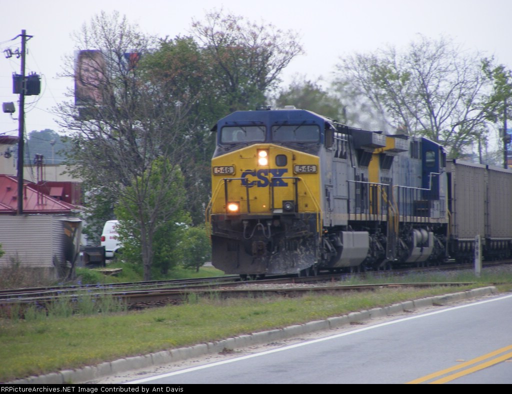 CSX 546 leads a coal drag with a burnt out ditch light