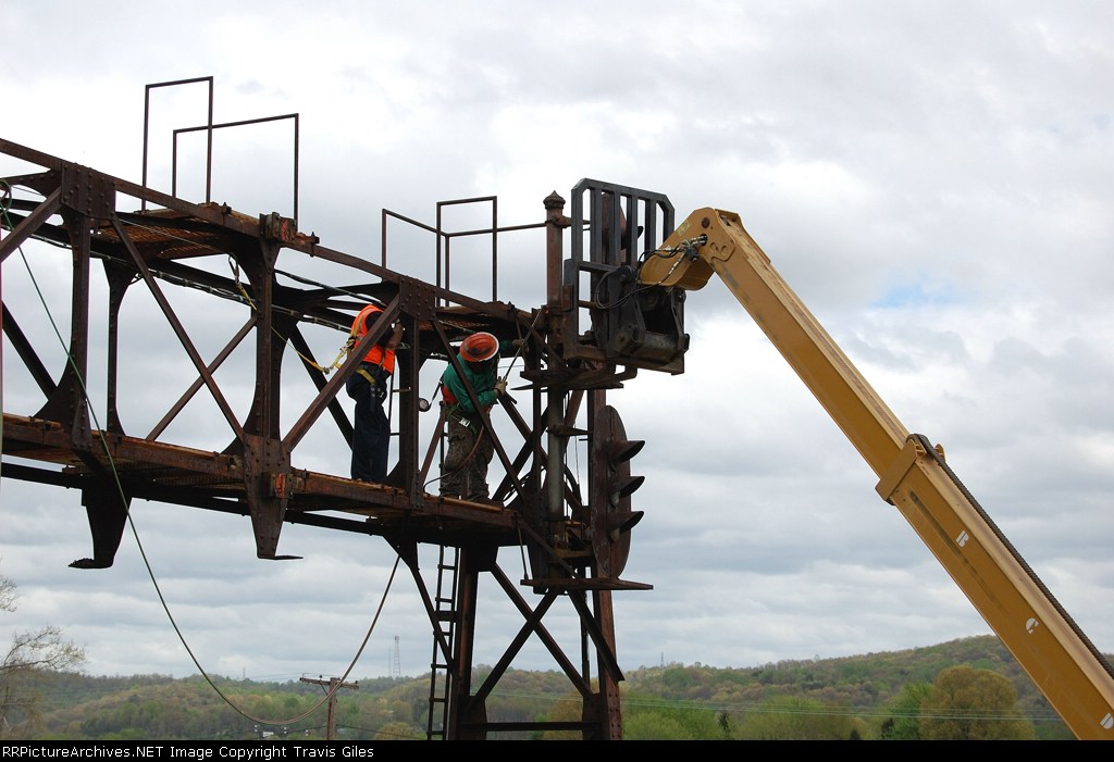 C&O signal bridge
