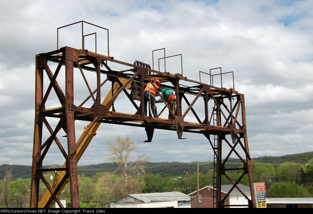 C&O signal bridge signal less