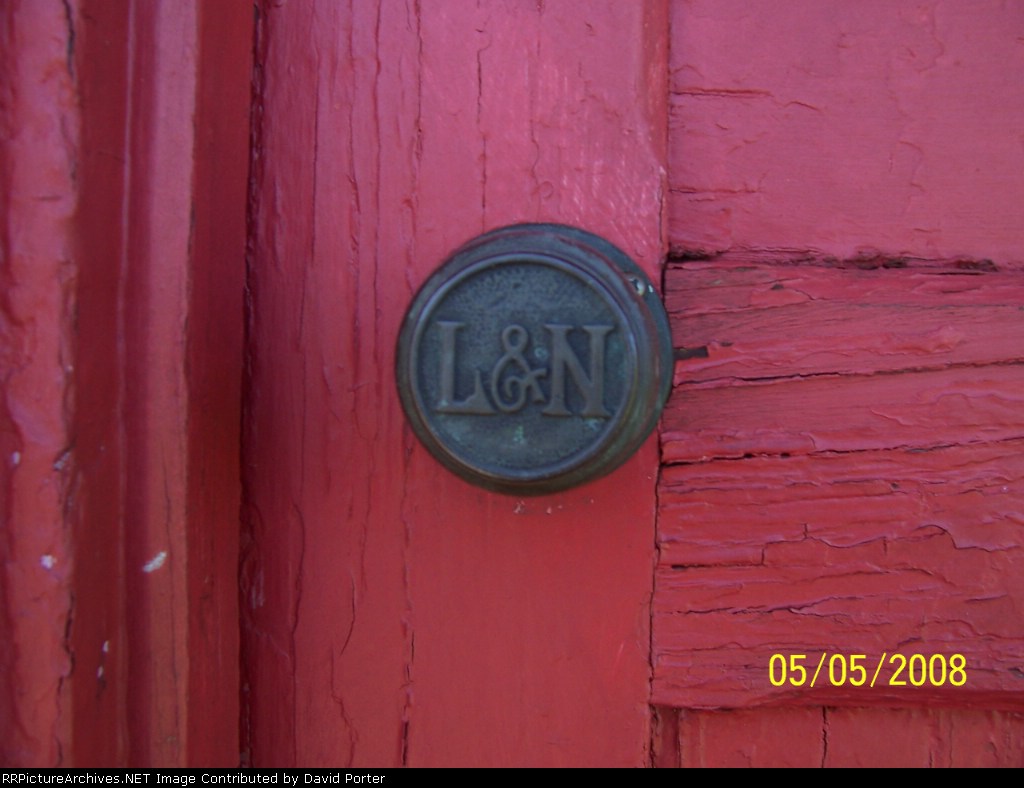 Original door knob on L&N caboose #565